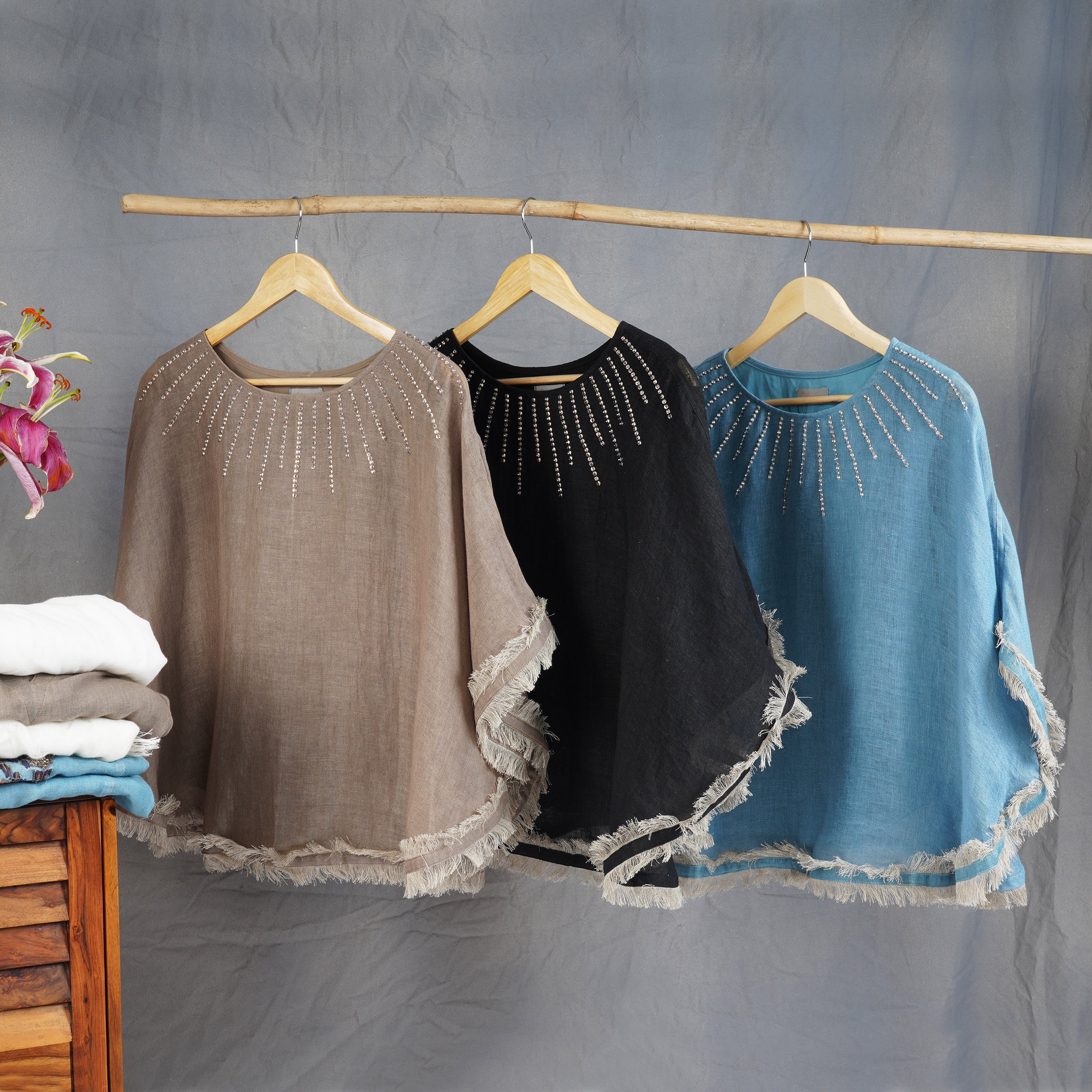 Free-Size Poncho with Jewelry Neckline – Elegant Handcrafted Linen | VIVIR